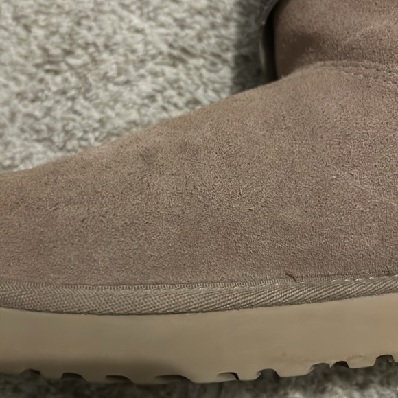 Ugg boot with side zipper. - Picture 8 of 10